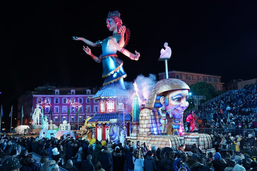 The use of large puppets, or "grosses têtes," is a traditional feature of the Carnaval de Nice. They are often used to represent different themes and characters, from historical figures to cartoon characters, and they are designed to be both whimsical and entertaining.
