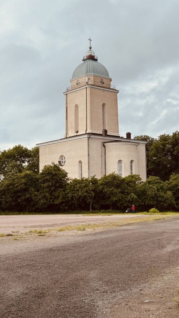Suomenlinna's white church