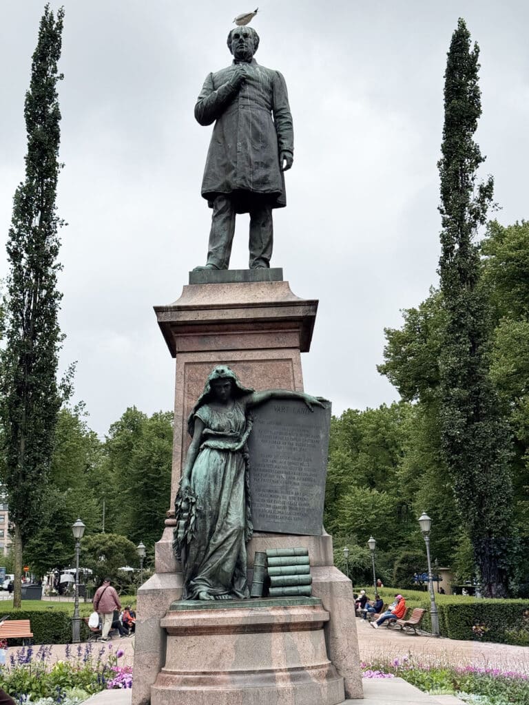 The Runeberg statue with the "Vårt Land" inscription