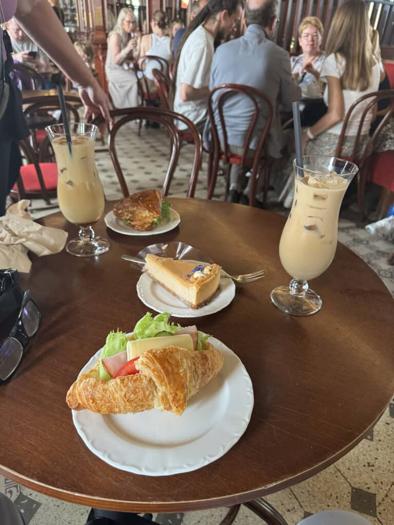 Maiasmokk cafe
