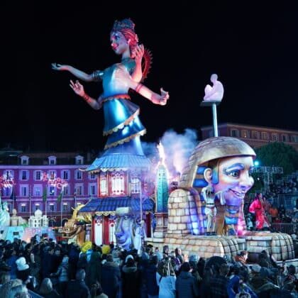 The use of large puppets, or "grosses têtes," is a traditional feature of the Carnaval de Nice. They are often used to represent different themes and characters, from historical figures to cartoon characters, and they are designed to be both whimsical and entertaining.